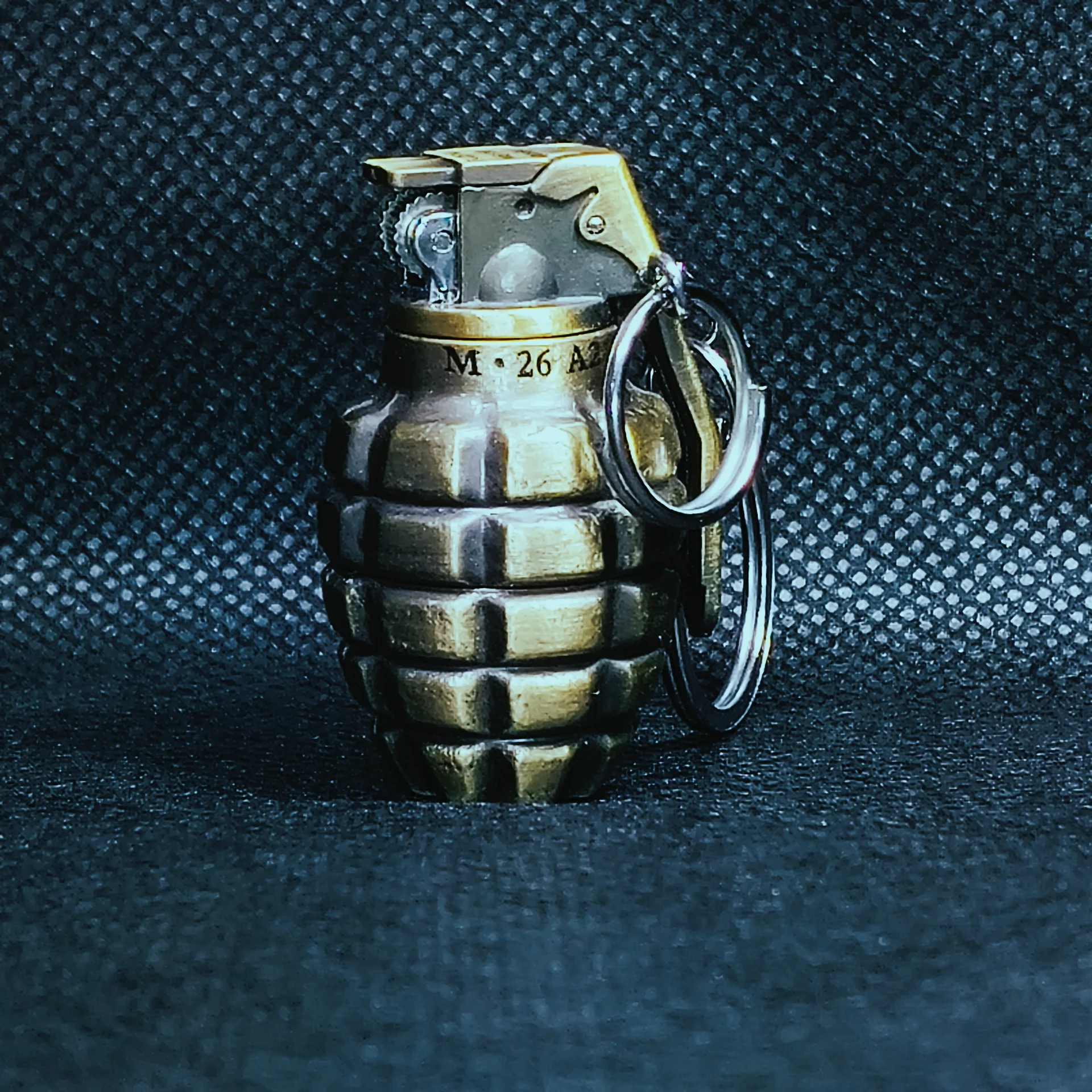 ولاعة معدنية بتصميم قنبلة يدوية (M26 A2) كلاسيكية مع ميدالية مفاتيح - لون برونزي عتيق