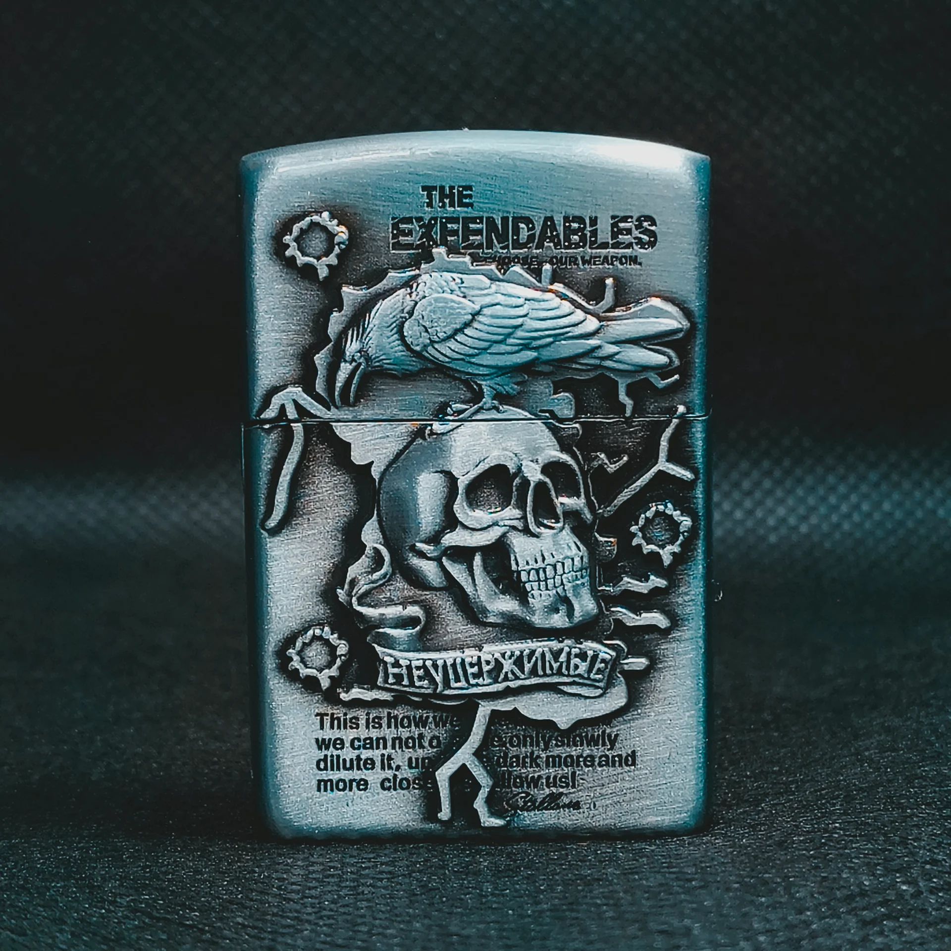 ولاعة غاز معدنية كلاسيكية بتصميم "The Expendables" وجمجمة بارزة 3D - لون فضي معتم (Gunmetal)